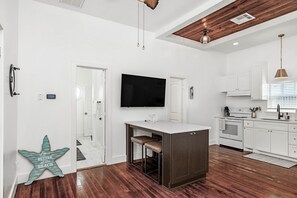 House, 2 Bedrooms | Private kitchen | Fridge, oven, coffee/tea maker, toaster