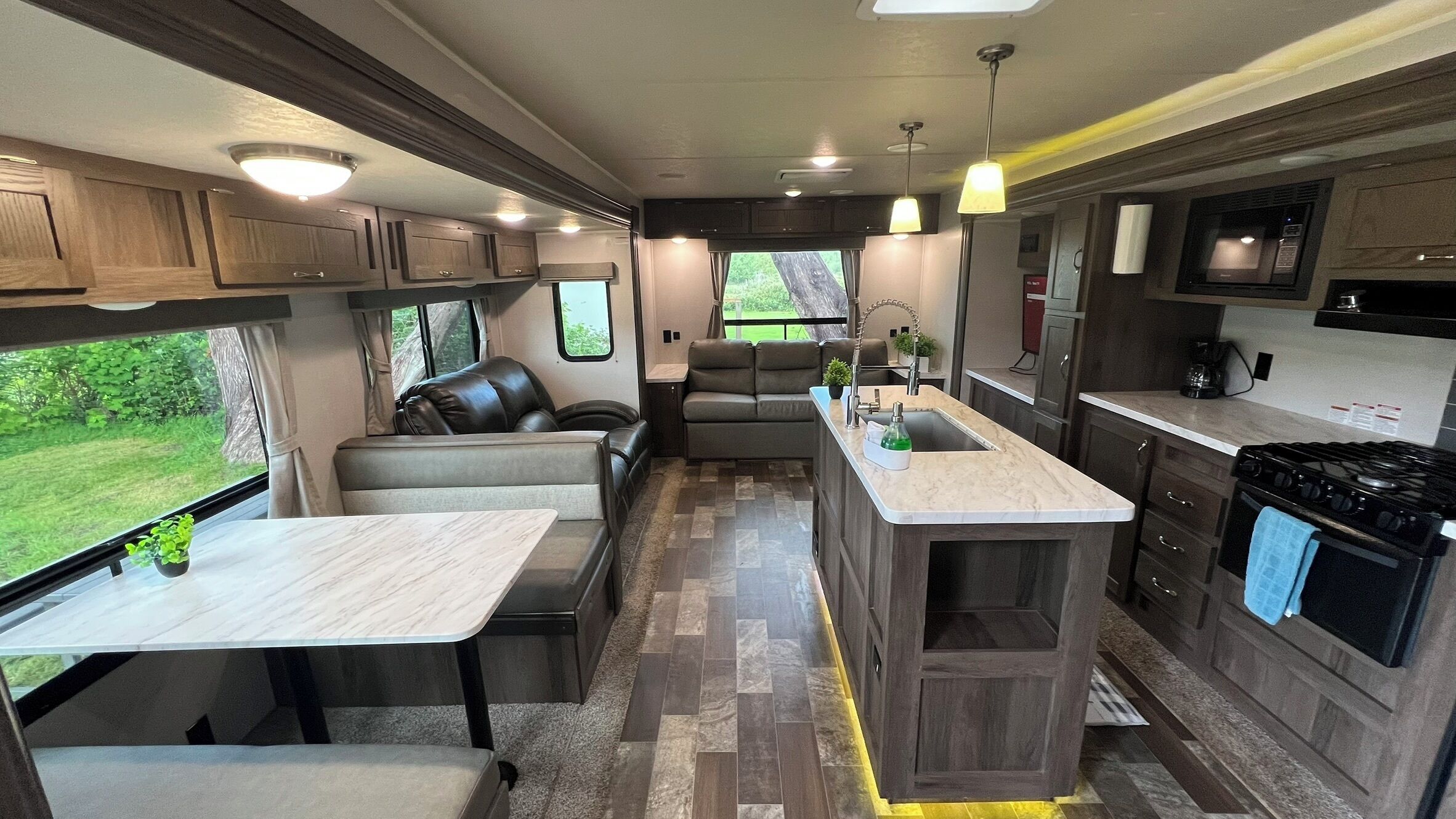 EastToWest Glamping Camper (Rv Site #15) | 起居區