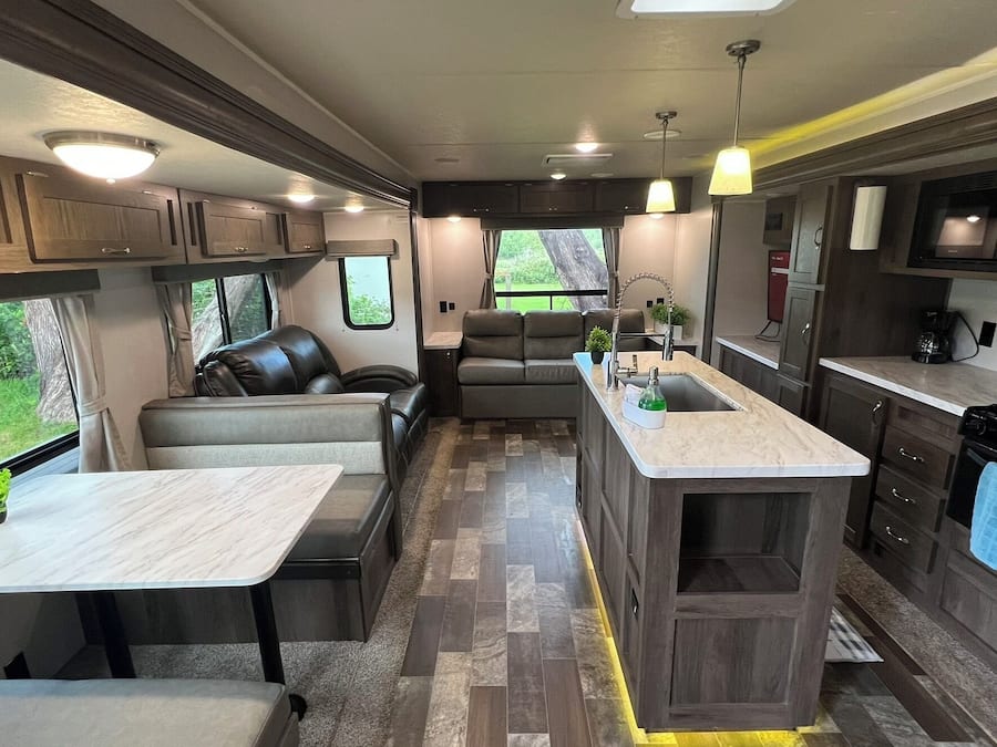 EastToWest Glamping Camper (Rv Site #15) | Zona de estar