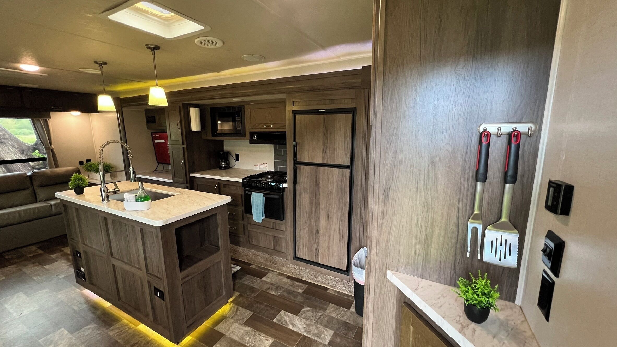 EastToWest Glamping Camper (Rv Site #15) | Oleskelualue