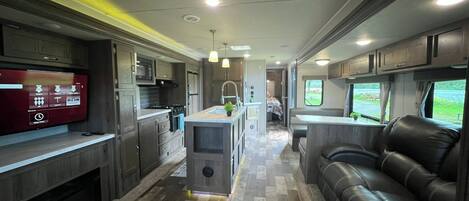 EastToWest Glamping Camper (Rv Site #15) | Area soggiorno