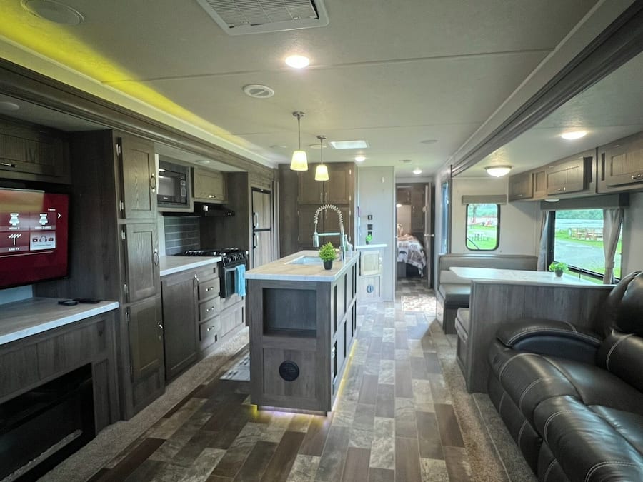 EastToWest Glamping Camper (Rv Site #15) | منطقة المعيشة