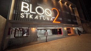 En byggnad med en tydlig skylt som visar texten ”BLOQ STKATUNA 2” och en väl synlig entré.