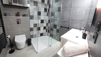 SĂšche-cheveux, serviettes fournies, savon, papier toilette