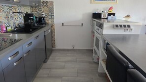 Geladeira, micro-ondas, fogão, cooktop