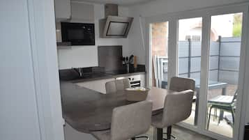 Een koelkast, een microgolfoven, een oven, een kookplaat