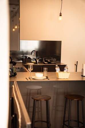 Four à micro-ondes, surface de cuisson, cafetière-théière