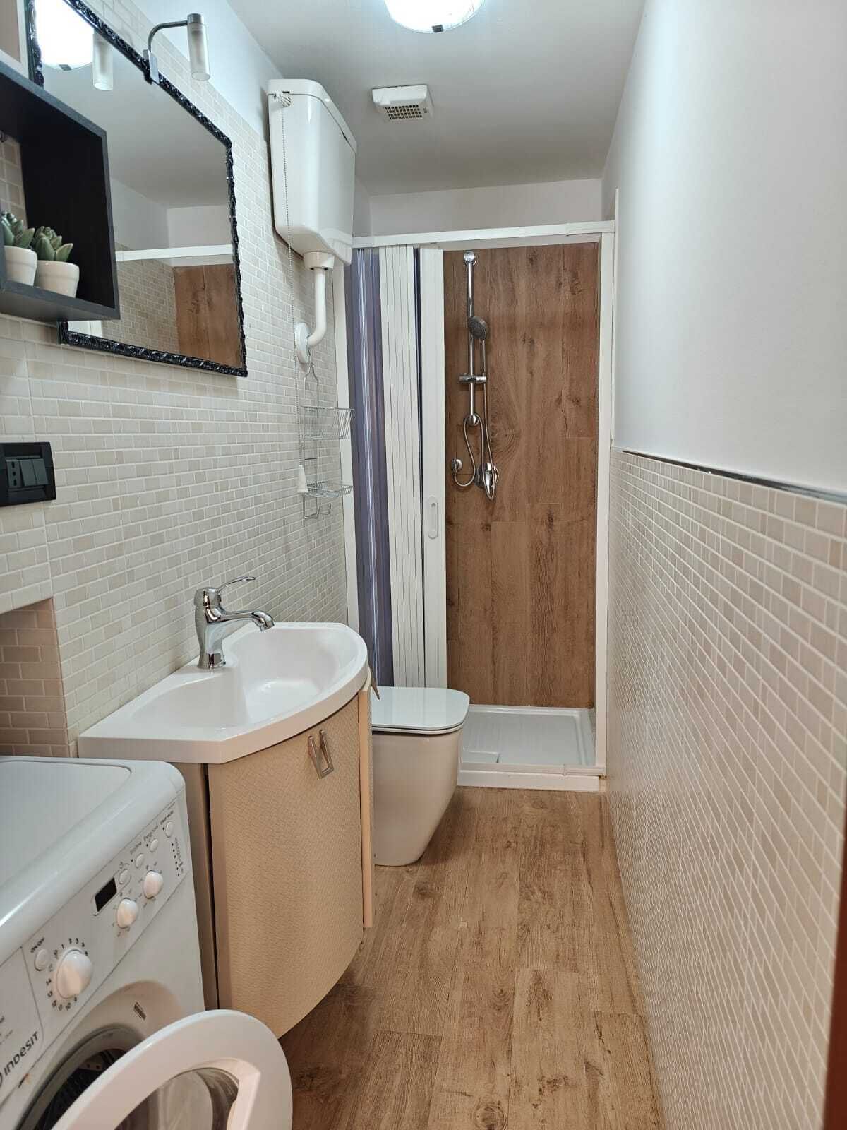 Douche, sèche-cheveux, serviettes fournies, savon
