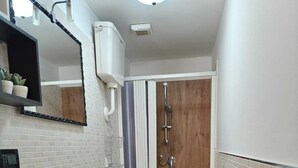 Un baño pequeño con lavabo, inodoro y ducha.