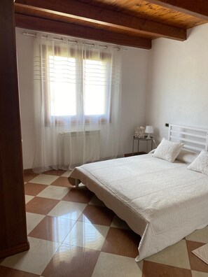 2 室のベッドルーム、アイロン / アイロン台、WiFi (無料)、ベッドシーツ