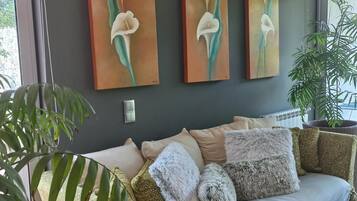 Una Smart TV, una chimenea