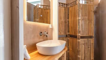 Doccia, asciugacapelli, asciugamani, sapone