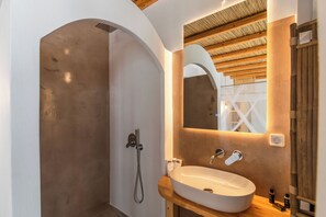 Een douche, een haardroger, handdoeken, zeep