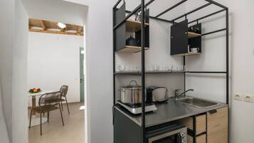 Geladeira, micro-ondas, cafeteira/chaleira, chaleira elétrica