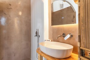 Shower, hair dryer, towels, soap - Panistis 
Lapis Domus Milos (Milos)