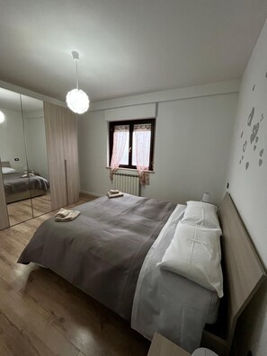 2 bedrooms, iron/ironing board, WiFi, bed sheets