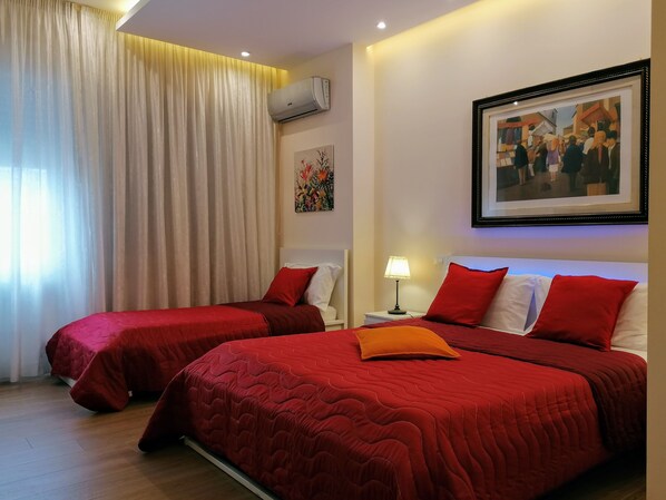 Bureau, espace de travail pour ordinateur portable, Wi-Fi gratuit