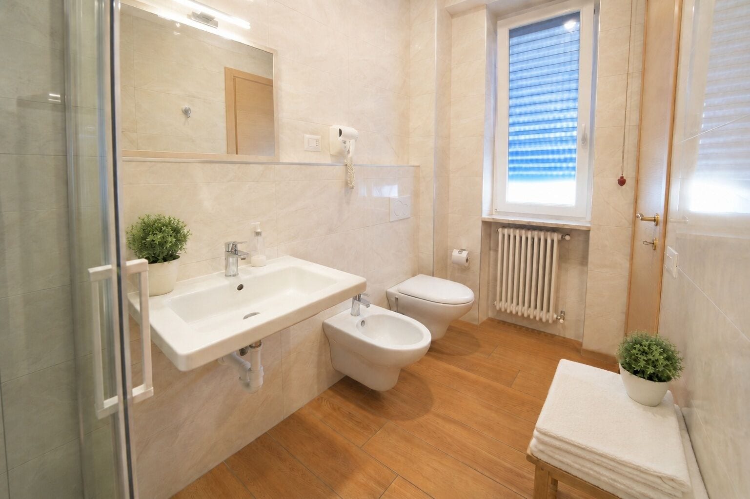 Camera 1 Orange | Kamar mandi | Shower, pancuran hujan, perlengkapan mandi gratis, dan pengering rambut