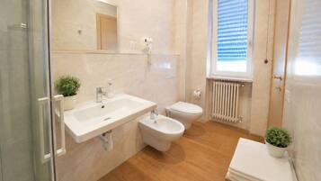Camera 1 Orange | Kamar mandi | Shower, pancuran hujan, perlengkapan mandi gratis, dan pengering rambut