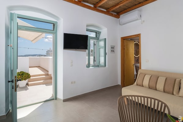 Smart TV, books - Isterna
Lapis Domus Milos (Milos)