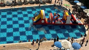 2 piscines cobertes i piscina a l'aire lliure de temporada