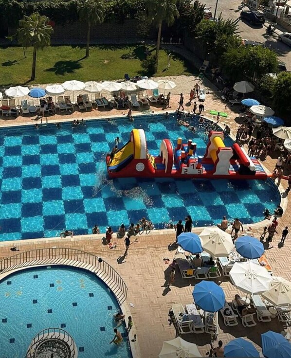 2 piscines couvertes, piscine extérieure (ouverte en saison)
