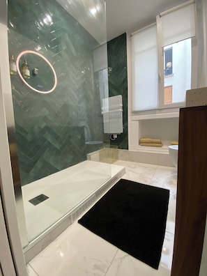 Douche, sèche-cheveux, serviettes fournies, savon