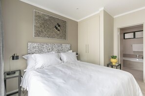 1 bedroom, blackout drapes, iron/ironing board, free WiFi - Lux Suite (Johannesburg)