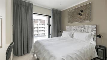 Apartamento superior, vistas al patio | 1 dormitorio, cortinas opacas, tabla de planchar con plancha
