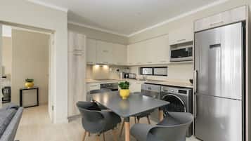 Apartamento superior, vistas al patio | Cocina privada | Frigorífico, microondas, horno y placa de cocina