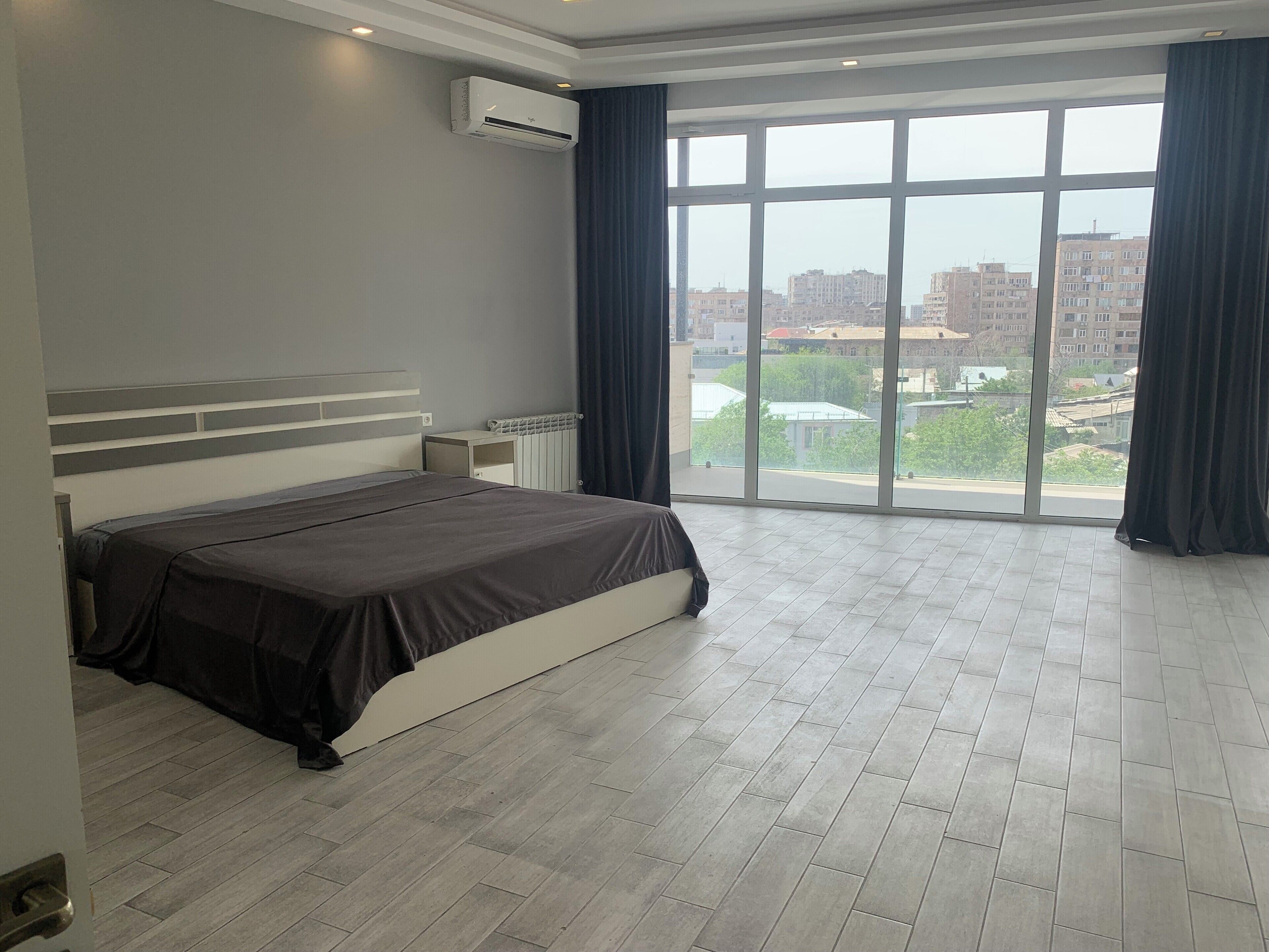 奢华套房, 阳台, 泳池景观 | 遮光窗帘、免费 WiFi