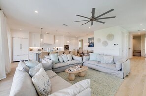Smart TV, ping pong - From Dusk Til Dune- 5 bedroom, Canal front, private pool/spa and close to beach (Anna Maria)