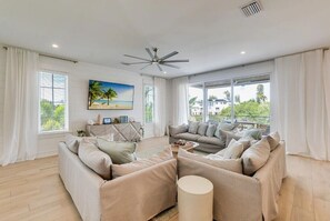 Smart TV, ping pong - From Dusk Til Dune- 5 bedroom, Canal front, private pool/spa and close to beach (Anna Maria)
