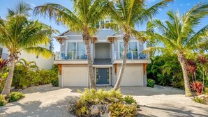 Exterior - Surfer's Dream- 4 bedroom close to beach, pool and spa with rooftop (Holmes Beach)
