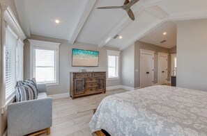 8 bedrooms, iron/ironing board, free WiFi, bed sheets - On The Rocks- Luxury 8 bedrooms on the bay with dock, pool and spa!!! (Bradenton Beach)