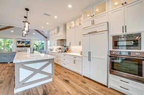 冷蔵庫、電子レンジ、オーブン、コンロ