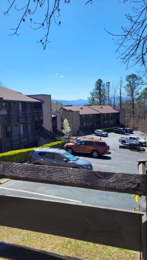 Property grounds - Charming 1-bedroom, one-loft condo in beautiful Sevierville, with pool and WiFi. (Sevierville)