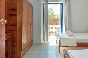 1 habitación, caja de seguridad en la habitación y escritorio