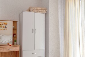 Executive apartman, erkély, kilátással az öbölre | Széf a szobában, íróasztal és laptophoz jól használható munkafelület