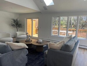 Smart TV, fireplace, stereo