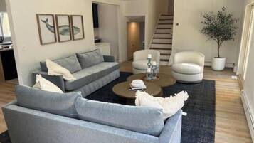 Smart TV, fireplace, stereo