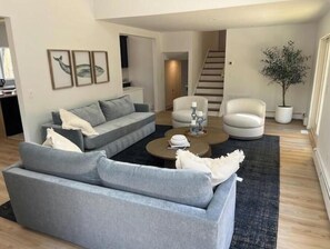 Smart TV, fireplace, stereo