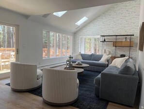 TV connectée, cheminée, chaîne hi-fi