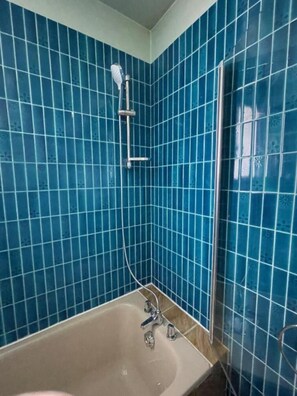 Séchoir à cheveux, bidet, serviettes fournies, savon