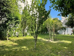 Property grounds - Cosy N'est - Spacious apartment with garden just outside Paris. (La Courneuve)