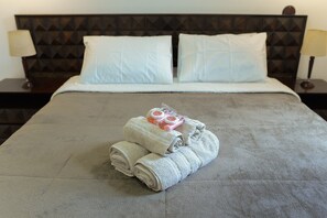 1 slaapkamer, een strijkplank/strijkijzer, internet, beddengoed