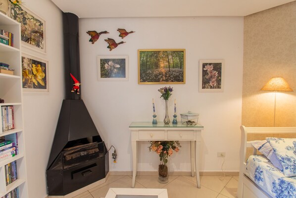 1 bedroom, iron/ironing board, internet, bed sheets