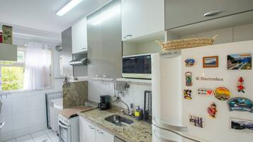 Réfrigérateur, micro-ondes, four, cafetière/bouilloire