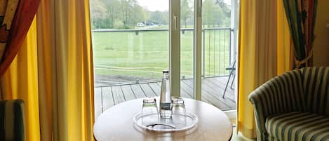 Habitación clásica con 1 cama matrimonial o 2 individuales, balcón, vista al jardín | Servicios de la habitación