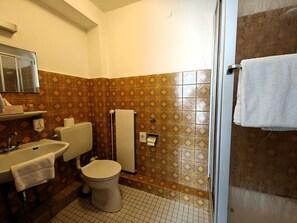 Dobbelt- eller tomannsrom – basic, hageutsikt | Bad | Håndklær, såpe, sjampo og toalettpapir